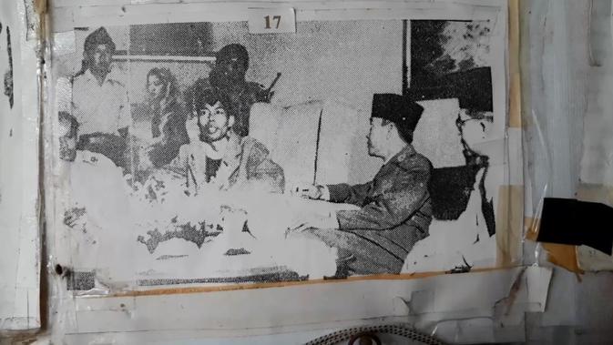 Repro foto Panglima Jenderal Besar Soedirman dan Presiden Soekarno. (Foto: Liputan6.com/Muhamad Ridlo)