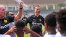 Legenda Borussia Dortmund, Joerg Heinrich tertawa saat memberikan coaching clinic kepada siswa Papua Football Academy di Stadion Madya, Senayan, Jakarta, Jumat (08/09/2023). (Bola.com/Bagaskara Lazuardi)