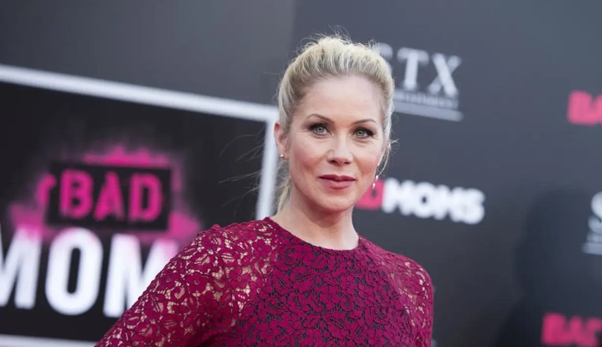 Pada tahun 2008, Christina Applegate didiagnosa kanker di salah satu payudaranya. Ia pun memutuskan untuk mengangkat kedua payudaranya. (Valerie Macon/AFP)