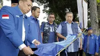 SBY saat melihat baliho dan atribut Partai Demokrat yang dirusak. (dok Divisi Komunikasi Publik Partai Demokrat)