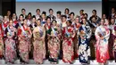 Para kontestan Miss International Beauty Pageant berpose mengenakan baju tradisional Jepang, Kimono saat konferensi pers di Tokyo (27/10). Final Miss International Beauty Pageant ke-57 akan diadakan pada 14 November mendatang. (Toshifumi KITAMURA/AFP)