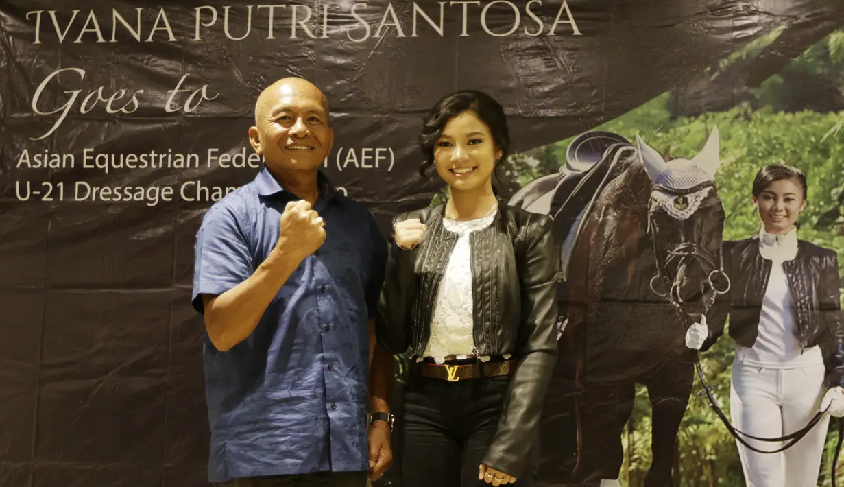 Atlet berkuda Indonesia, Ivana Putri Santosa, bersama pelatihnya, James Momongan saat konpers di FX Sudirman, Jumat (8/11). Ivana mendapat kesempatan untuk tampil pada Asian Equestrian Federation (AEF) di Qatar pada 2020. (Bola.com/M Iqbal Ichsan)