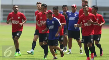 Pemain PSM Makassar berlari saat latihan resmi jelang laga lanjutan Liga 1 Indonesia melawan PS TNI di Stadion Pakansari, Cibinong, Kab Bogor, Minggu (14/5). PSM Makassar akan berhadapan dengan PS TNI, Senin (15/5). (Liputan6.com/Helmi Fithriansyah)