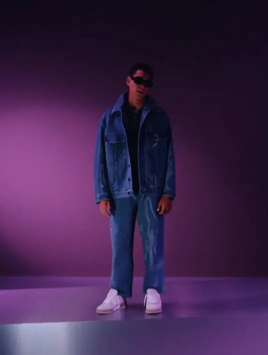 Aktor Evan Mock membawakan kemewahan FENDI double-denim dalam mengekspresikan diri pada presentasi FENDI Men's Fall/Winter 2022-23 (Foto: FENDI/@f2max)