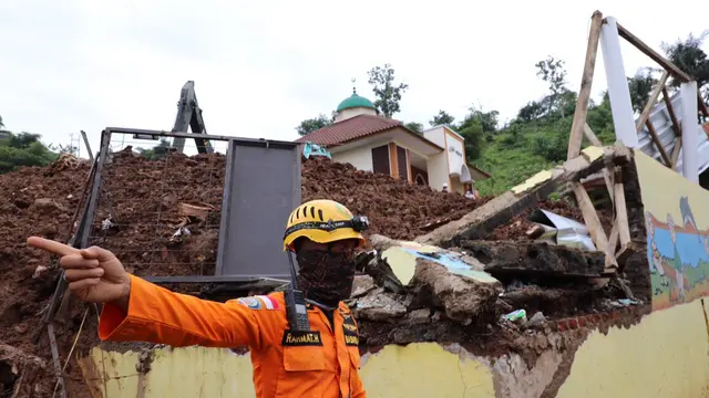 Tim SAR gabungan saat melakukan pencarian korban longsor Sumedang