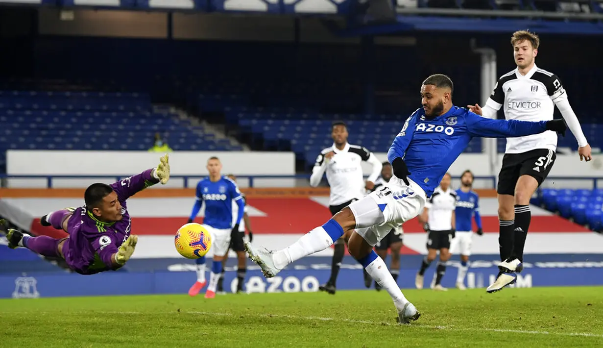 Pemain Everton Joshua King (kanan) mencetak gol ke gawang Fulham yang kemudian dianulir pada pertandingan Liga Inggris di Goodison Park, Liverpool, Inggris, Minggu (14/2/2021). Everton kalah 0-2 dari Fulham. (Michael Regan/Pool via AP)