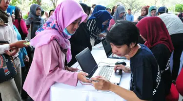  Seorang peserta mengisi form online saat mengikuti acara EMTEK Goes To Campus (EGTC) 2017 di Universitas Airlangga, Surabaya, Jatim, Rabu (13/9). EGTC Surabaya berlangsung 13 & 14 September 2017. (Liputan6.com/Helmi Afandi)