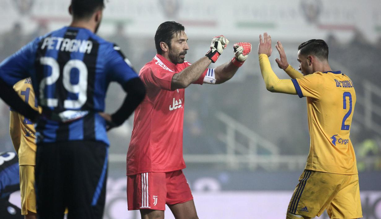 Gianluigi Buffon (tengah) merayakan kemenangan bersama Mattia De Sciglio pada leg pertama semifinal Coppa Italia di Atleti Azzurri d'Italia stadium, Bergamo, Italia, (30/1/2018). Juventus menang 1-0. (Paolo Magni/ANSA via AP)