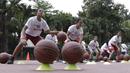 Sejumlah siswa mengikuti pelatihan oleh Legenda NBA, Jason Richardson, di SMA 82 Jakarta, Kamis (28/3). Kunjungan peraih dua gelar juara kontes slamdunk NBA tersebut merupakan bagian dari rangkaian program Jr NBA. (Bola.com/M Iqbal Ichsan)