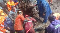 Tim SAR gabungan mengevakuasi korban longsor dari dalam mobil pikap. (Foto: Liputan6.com/Dian Kurniawan)