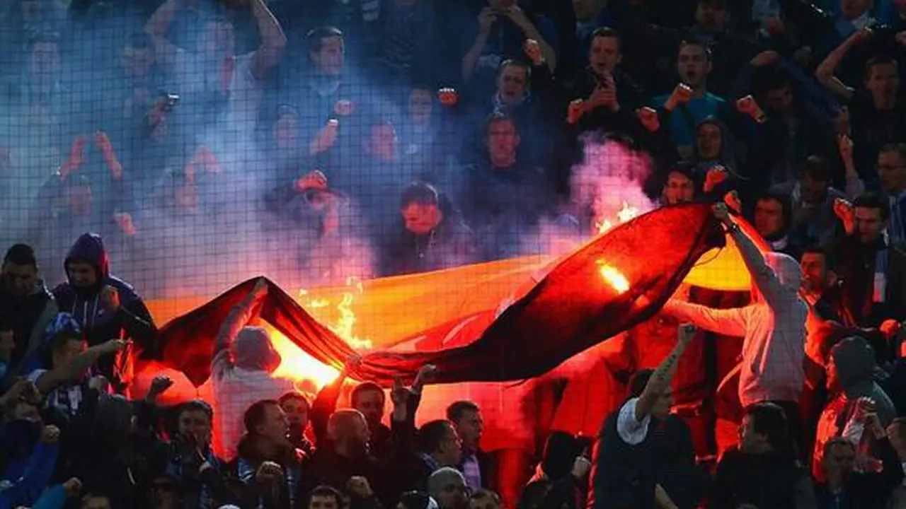 Suporter Zenit bakar bendera Jerman