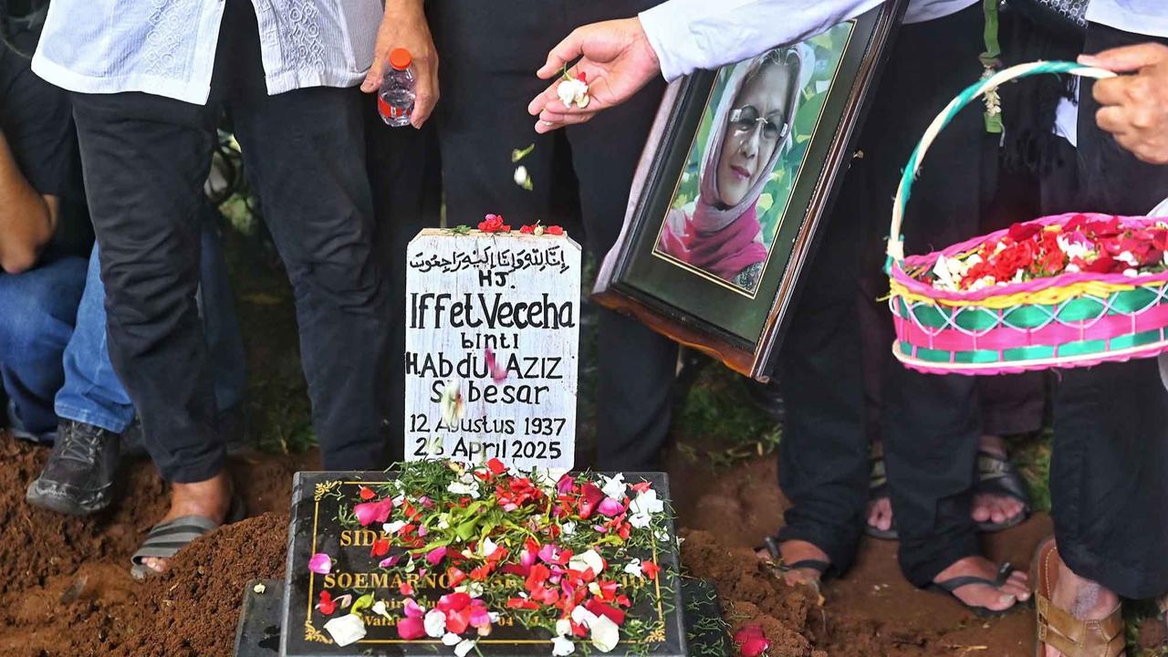 Foto: Tangis Haru Pemakaman Bunda Iffet