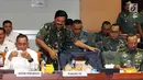 Menhan Ryamizad Ryacudu (kiri) dan Panglima TNI Marsekal Hadi Tjahjanto bersiap raker dengan Komisi I DPR, Jakarta, Rabu (5/9). Rapat juga membahas Isu-isu aktual yang berkembang seperti situasi menjelang Pemilu 2019. (Liputan6.com/Johan Tallo)