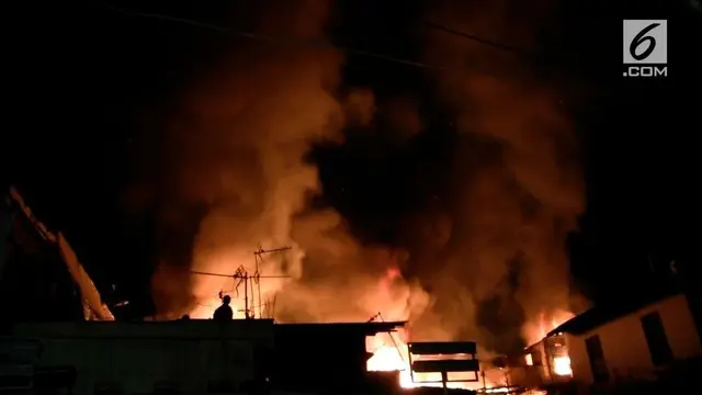 VIDEO: Malam Tahun Baru, Rumah di Permukiman Padat Penduduk Terbakar