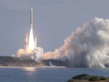 Roket H3 Jepang meninggalkan landasan peluncuran di Pusat Antariksa Tanegashima di Kagoshima, barat daya Jepang pada tanggal 17 Februari 2024. (JIJI Press/AFP)/Japan OUT