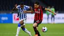 Gelandang Eintracht Frankfurt, Makoto Hasebe, berebut bola dengan penyerang Hertha Berlin, Jhon Cordoba, pada laga lanjutan Liga Jerman di Olympiastadion, Sabtu (26/9/2020) dini hari WIB. Frankfurt menang 3-1 atas Hertha Berlin. (AFP/Odd Andersen)