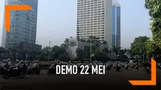 Puluhan orang dari salah satu organisasi masyarakat mendatangi Bawaslu menggunakan sepeda motor. Mereka tidak bisa ke depan Bawaslu karena jalanan masih diblokade Polisi. Mereka kemudian berputar-putar di Bundaran dan berunjuk rasa.