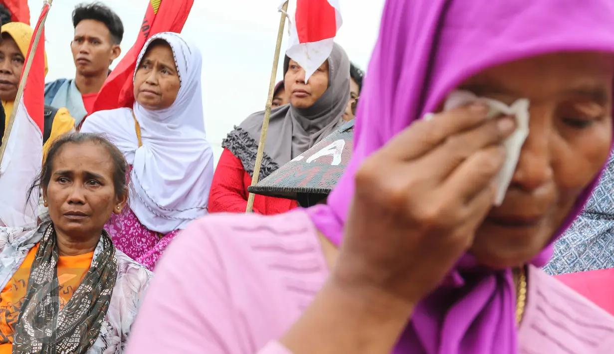 Sejumlah wanita dari kawasan Pegunungan Kendeng ikut aksi protes di depan Istana Merdeka, Kamis (16/3). Mereka adalah petani yang menolak berdirinya pabrik semen di Pati. (Liputan6.com/Fery Pradolo)