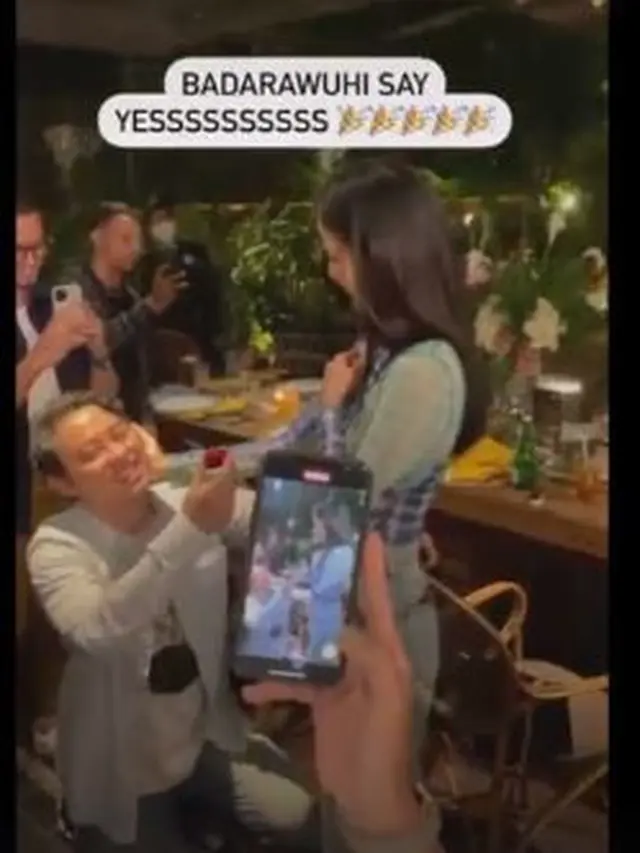 6 Momen Aulia Sarah Pemeran Badarawuhi 'KKN di Desa Penari' Dilamar Kekasih, Romantis