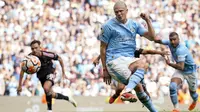 Erling Haaland (tengah), menendang bola dari titik penalti yang menghasilkan gol keempat bagi Manchester City saat melawan Fulham dalam pertandingan pekan keempat Liga Inggris 2023/2024 yang berlangsung di Etihad Stadium, Sabtu (2/9/2023). Haaland mencetak hattrick pertamanya dalam pertandingan ini. (AP Photo/Dave Thompson)