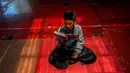 Salah satu santri membaca Al Quran saat tadarus massal di Pondok Pesantren Modern Daarut Tarqiyah Primago, Depok , Jawa Barat, Kamis (6/3/2025). (merdeka.com/Arie Basuki)
