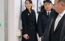 Adik Kim Jong Un Kepergok Pakai Ponsel Lipat Buatan China