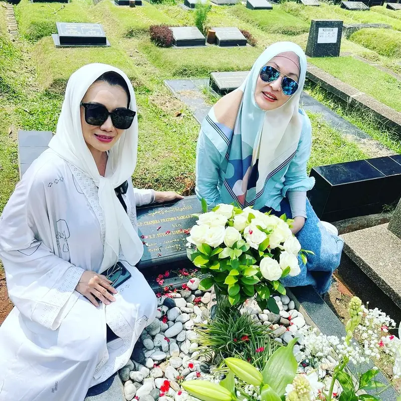 Reza Artamevia dan Angie di makam Adjie Massaid.