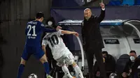 Pelatih Real Madrid, Zinedine Zidane menyaksikan duel antara anak asuhnya Luka Modric melawan pemain Chelsea. (PIERRE-PHILIPPE MARCOU / AFP)