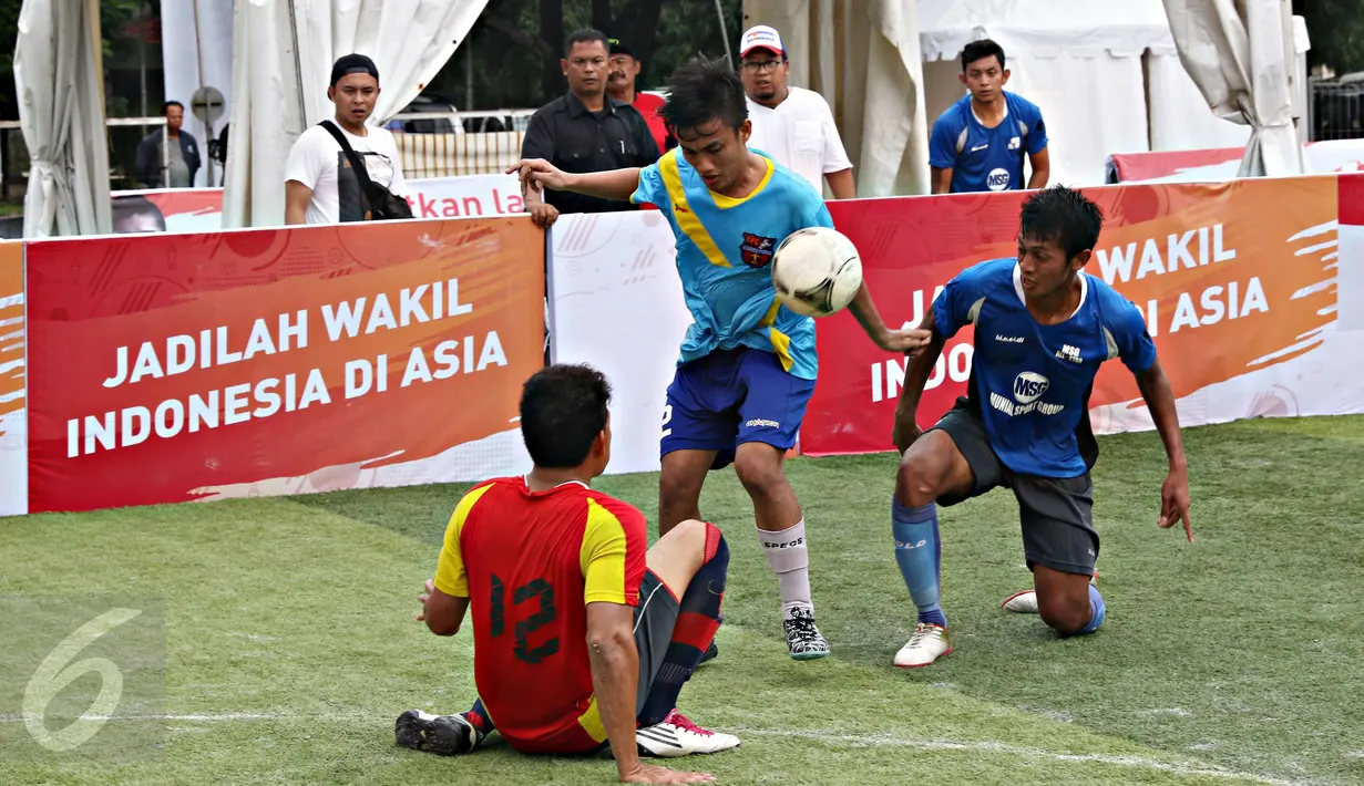 Sejumlah pemain beraksi di kompetisi sepak bola AIA Championship di Jakarta, Minggu (28/2/2016). Kompetisi digelar untuk mencari tim yang akan bergabung dengan Bambang Pamungkas pada kompetisi regional AIA Championship. (Liputan6.com/Immanuel Antonius) 