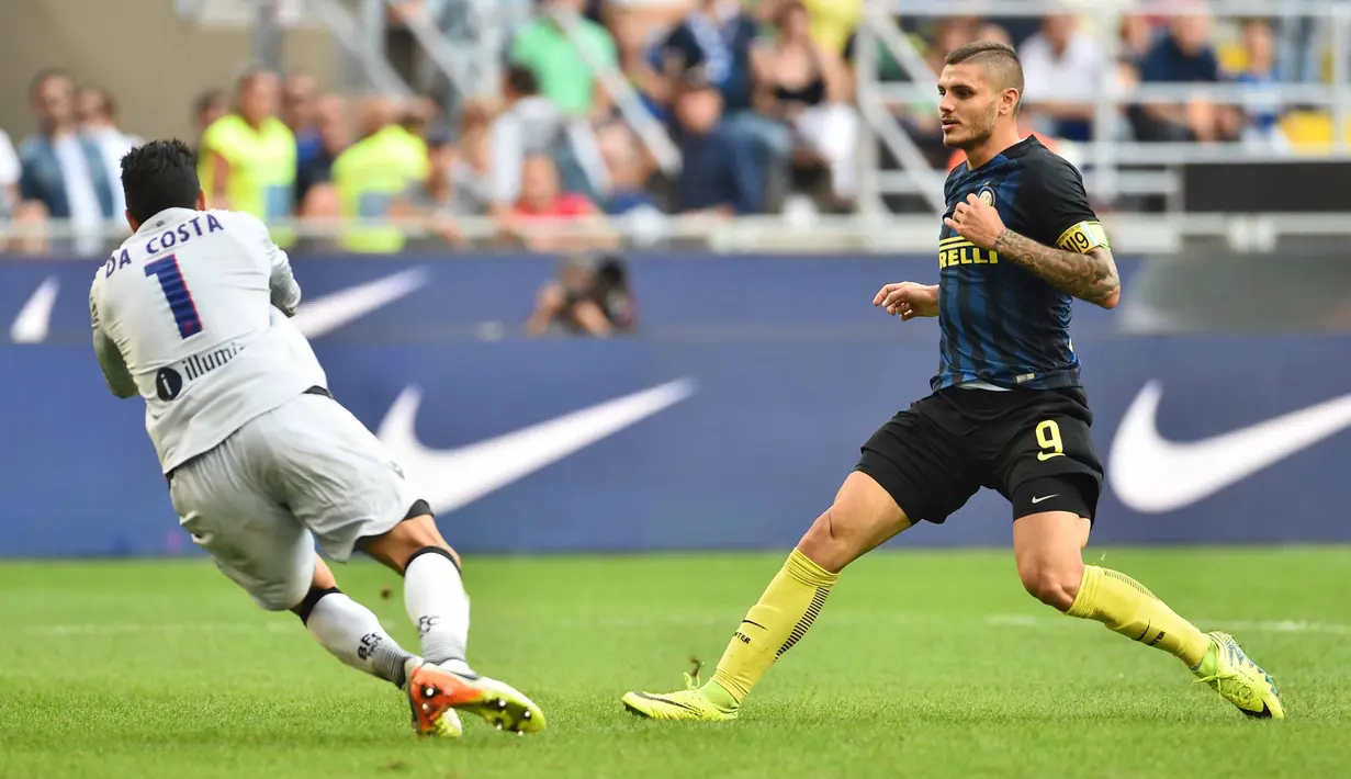 Pemain Inter Milan, Mauro Icardi (kanan) mencoba mengelabui kiper Bologna, Angelo Da Costa pada lanjutan Serie A Italia di Stadion Giuseppe Meazza, Milan, (25/9/2016). (AFP/ Giuseppe Cacace)
