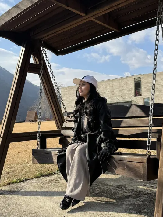 Dengan oitfit bernuansa netral, Rachel Vennya tampak begitu elegan. [Foto: Instagram/ Rachel Vennya]