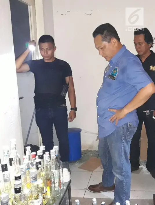 Kepala Badan Narkotika Nasional (BNN), Budi Waseso saat mendatangi lokasi Diskotik MG, Pesing, Jakarta Barat, Minggu (17/12). Laboratorium pembuatan narkotika jenis pil ekstasi dan sabu yg terdapat di lantai 2 dan lantai 4. (Liputan6.com/Pool/BNN)