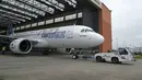 Pesawat Airbus A320neo ditarik keluar hanggar untuk menjalani uji jarak menengah di pabrik Airbus, Saint-Martin-du-Touch, Toulouse, Perancis, (1/7/2014). (AFP PHOTO/ERIC Cabanis)
