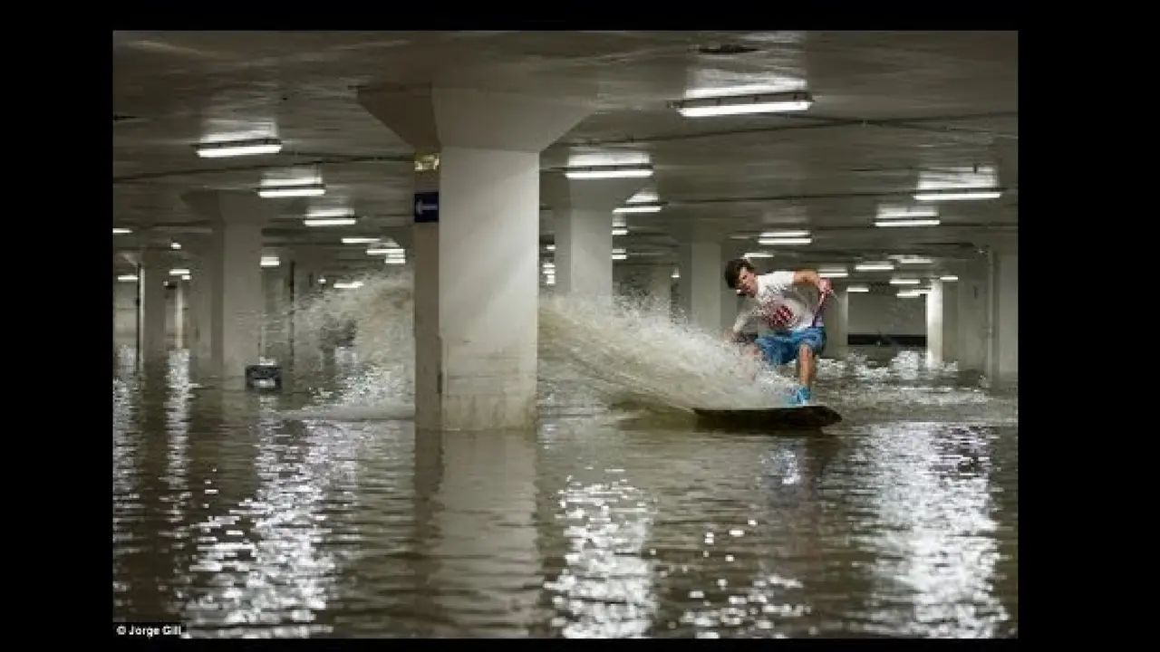 Surfing di lahan parkir. (YouTube)