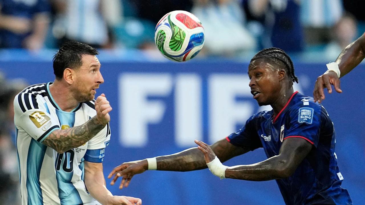 FOTO: Messi Bawa Argentina Melaju ke 16 Besar
