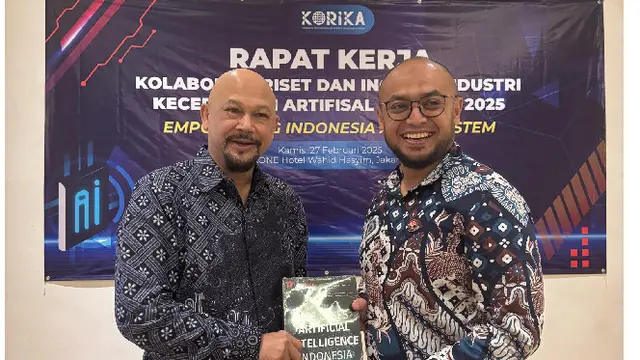 Ketua Umum KORIKA, Hammam Riza bersama Sekretaris Direktorat Jenderal Ekosistem Digital Komdigi, Aryo Pamoragung di acara Rakernas KORIKA. Credit: KORIKA
