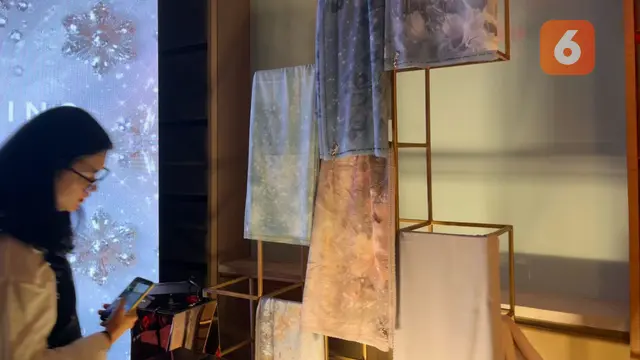 Desainer Tex Saverio Rilis Koleksi Scarf kolaborasi dengan model Paula Verhoeven dan Bubah Alfian. (Dok: Liputan6.com/dyah)