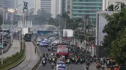 Arak-arakan Timnas Indonesia U-22 usai menjuarai Piala AFF U-22 2019 melintasi Jalan MH Thamrin, Jakarta, Kamis (29/2). Komunitas pengendara motor gede (moge) mengawal pawai kemenangan Timnas U-22 Indonesia. (Liputan6.com/Helmi Fithriansyah)