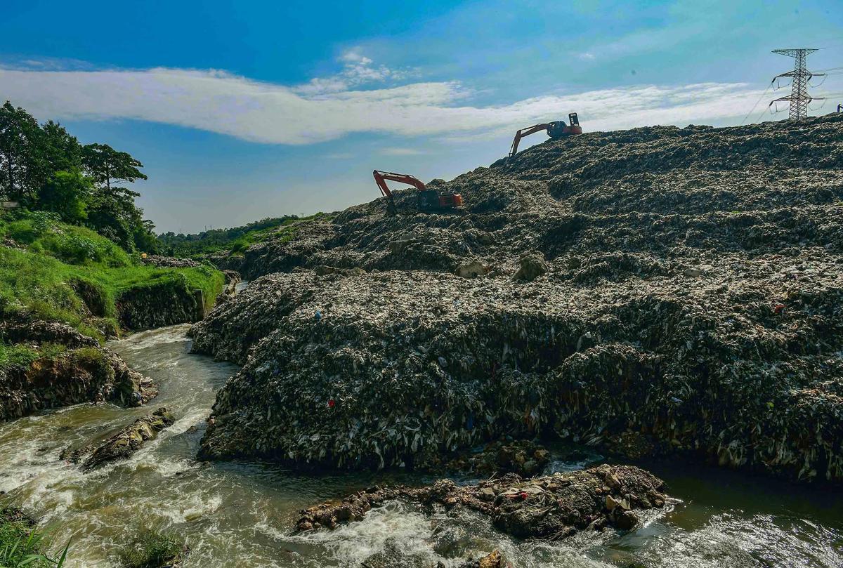 FOTO: Aliran Kali Pesanggrahan Menyempit Akibat Longsoran Sampah TPA Cipayung