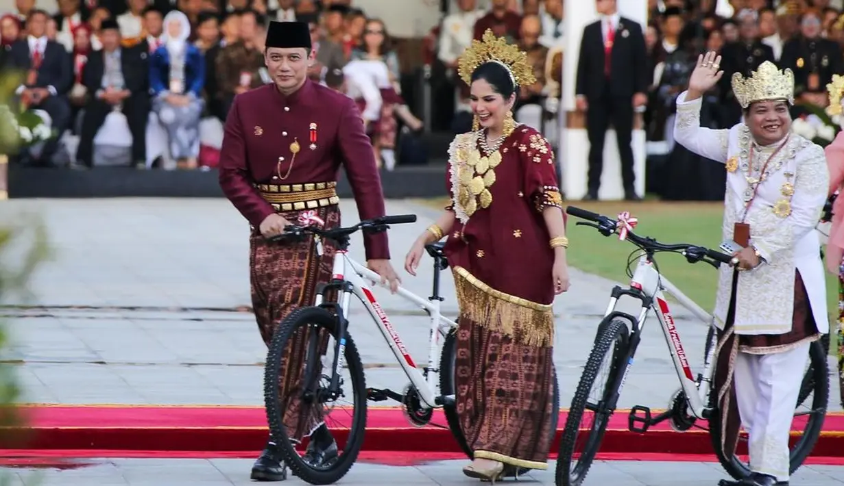 <p>AHY dan Annisa Pohan mendapatkan hadiah sepeda dari Presiden Jokowi, setelah dinobatkan menjadi salah satu pasangan dengan busana terbaik di Upacara Penurunan Bendera Negara Sang Saka Merah Putih. [Foto: Instagram/agusyudhoyono]</p>