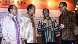 Menteri Perindustrian Saleh Husin (kedua kanan) berbincang dengan Ketua Umum Kadin Suryo Bambang Sulisto (kanan) saat Seminar Nasional Pembiayaan Investasi, Jakarta, Selasa (5/5/2015). (Liputan6.com/Helmi Afandi)