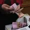 Petugas menghitung uang rupiah di penukaran uang di Jakarta, Senin (9/11/2020). Nilai tukar rupiah terhadap dolar AS bergerak menguat pada perdagangan di awal pekan ini Salah satu sentimen pendorong penguatan rupiah kali ini adalah kemenangan Joe Biden atas Donald Trump. (Liputan6.com/Angga Yuniar)