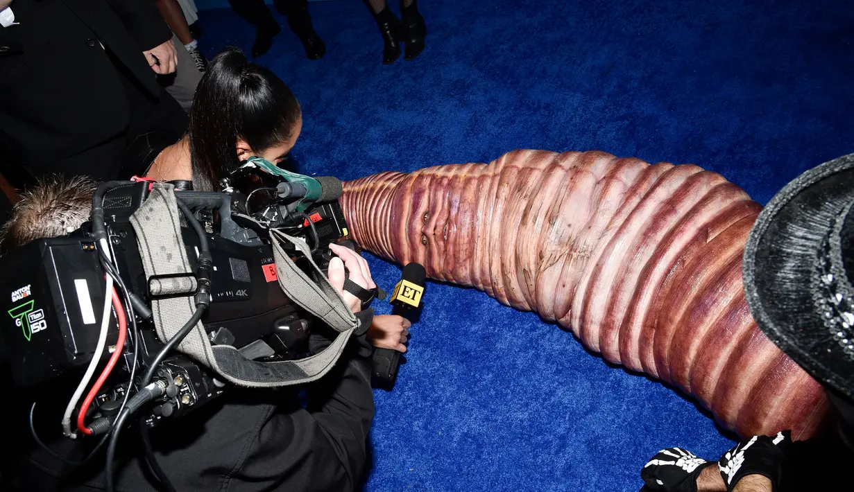 Heidi Klum berbicara kepada media dengan berpakaian seperti cacing saat menghadiri pesta Halloween tahunan di Sake No Hana, Moxy Lower East Side, New York, Amerika Serikat, 31 Oktober 2022. Saat hadir di karpet merah, Heidi tampil jenaka dengan meliuk-liukan tubuhnya bahkan berguling di karpet dengan gerakan khas cacing. (Photo by Evan Agostini/Invision/AP)