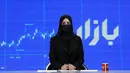 <p>Khatereh Ahmadi, seorang presenter televisi mengenakan penutup wajah saat membacakan berita di TOLO NEWS, di Kabul, Afghanistan, Minggu, 22 Mei 2022. Taliban mulai mewajibkan semua presenter atau pembawa acara televisi perempuan menutupi wajah mereka saat siaran. (AP Photo/Ebrahim Noroozi)</p>