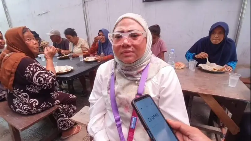 Wakil ketua DPRD DKI Jakarta, Rani Mauliani saat acara makan gratis di posko MSC, Warakas, Jakarta Utara (Istimewa)