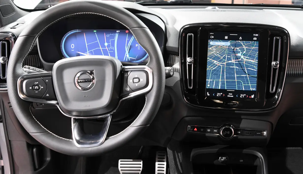 Area dasbor mobil listrik perdana Volvo XC40 Recharge yang diluncurkan dalam acara di Los Angeles pada 16 Oktober 2019. XC40 Recharge menggunakan infotainment system berbasis Android meliputi Google Assistant, Google Maps, dan juga Google Playstore. (AP/Michael Owen Baker)