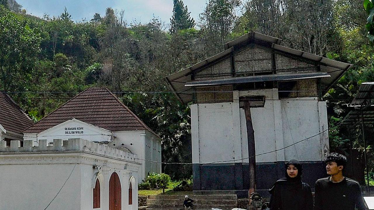 Tempat pengolahan kopi dari zaman Belanda itu dikelilingi perkebunan di kawasan lereng gunung Wilis di Desa Dompyong, Bendungan Kab. Trenggalek.