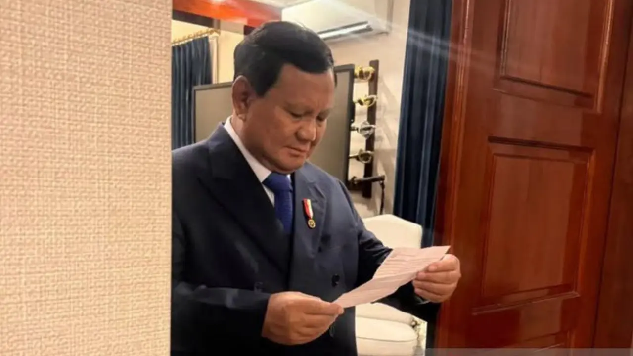 Presiden RI Prabowo Subianto membaca surat dari salah satu siswa Sekolah Rakyat Menengah Pertama (SRMP) di Bandung Barat, Jawa Barat, yang diunggah melalui akun Sekretariat Kabinet, Jumat (25/10/2025) (@sekretariat.kabinet)