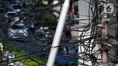 Kabel listrik dan kabel optik yang terlihat semrawut di kawasan Taman Puring, Jakarta, Jumat (3/7/2020). Kesemrawutan kabel ini sering terlihat di sejumlah kawasan Jakarta yang menyebabkan keindahan menjadi hilang dan pemandangan kurang enak untuk dilihat. (Liputan6.com/Johan Tallo)