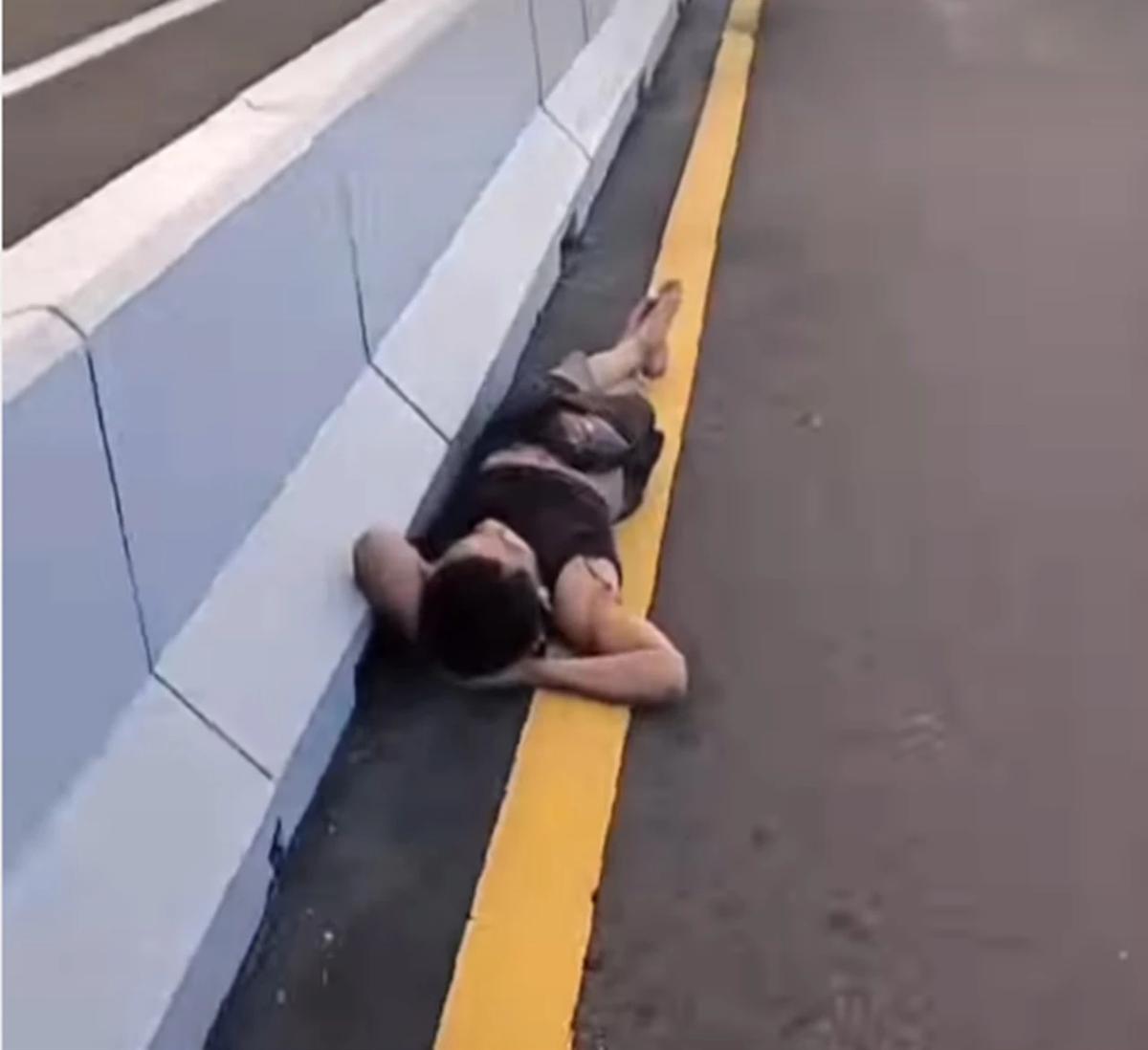 Viral Pria Tertidur Pulas di Jalur Motor Tol Bali Mandara, Diduga Ini Penyebabnya